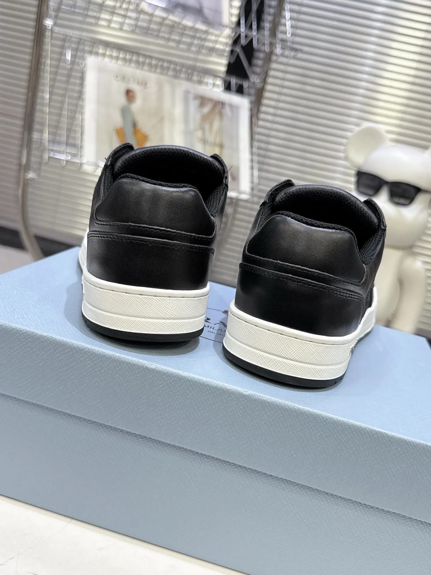 👟👟Ex-factory price 580👟👟 Couple style Prada Latest Downtown Bold series Triangle logo Casual sneakers White shoes Original purchase, development and production Downtown Bold sneakers are inspired by the basketball shoes of the 1980s, with a sporty design and exquisite details. Crafted from perforated leather, the statement platform sole provides a unique, modern style. The Prada logo is interpreted from different angles, decorated with the iconic enameled triangular metal logo, highlighting the unique classic style. Exquisite packaging at the delivery counter🛍📦 ▪️Fabric: Original custom imported first-layer cowhide ▪️Lining: Original imported soft sheepskin ▪️Outsole: Original open-molded rubber bottom material ▪️Size: Women's 35-40 Men's 39-45
